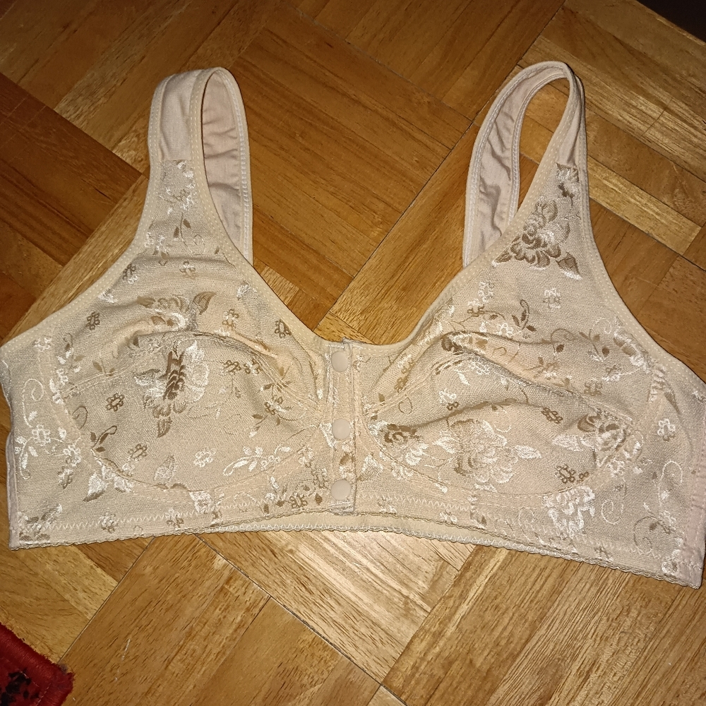 Bra with front snaps